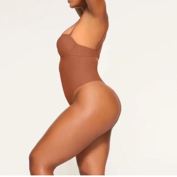 SKIMS Deep Plunge Shapewear Bodysuit | Bronze - Picture 2 of 16